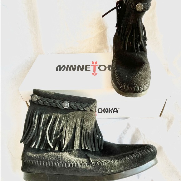 Minnetonka Women’s 5 Angle Height Zip Moccasins Black Suede in Original Box - Picture 2 of 6